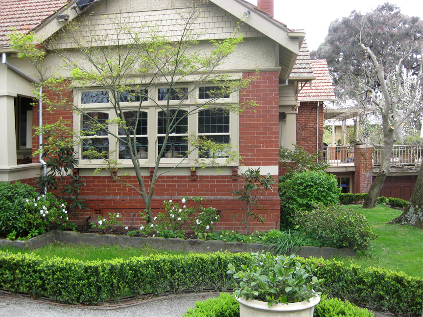 House in South Eastern suburbs before undergoing a garden revamp with a landscape design by Ian Barker Gardens.