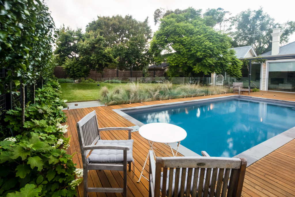 Hedge connecting the pool and lawn areas